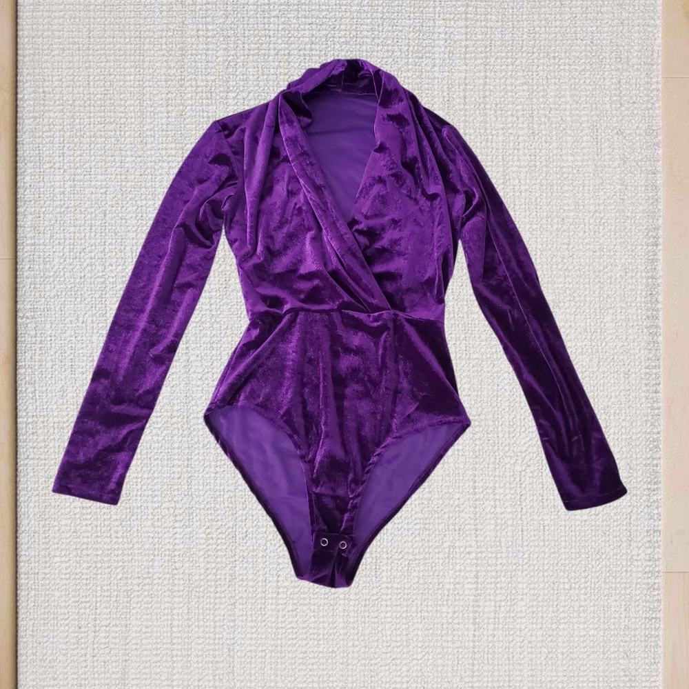 HOUSE OF HARLOW 1960 Stunning Purple Velvet Surplice Long Sleeve Bodysuit